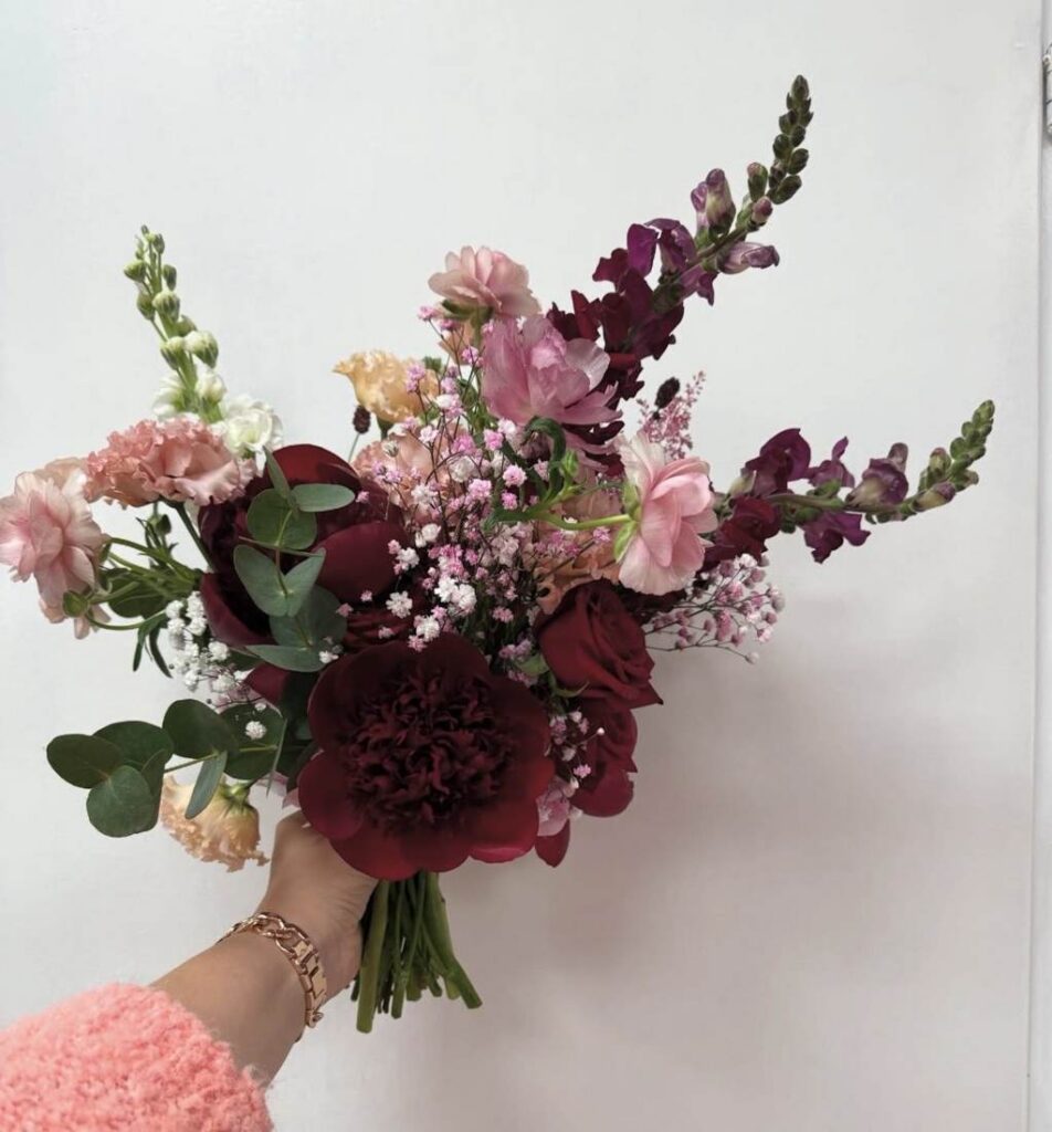 Blumenstrauß in Rosa und kräftigen Rottönen
