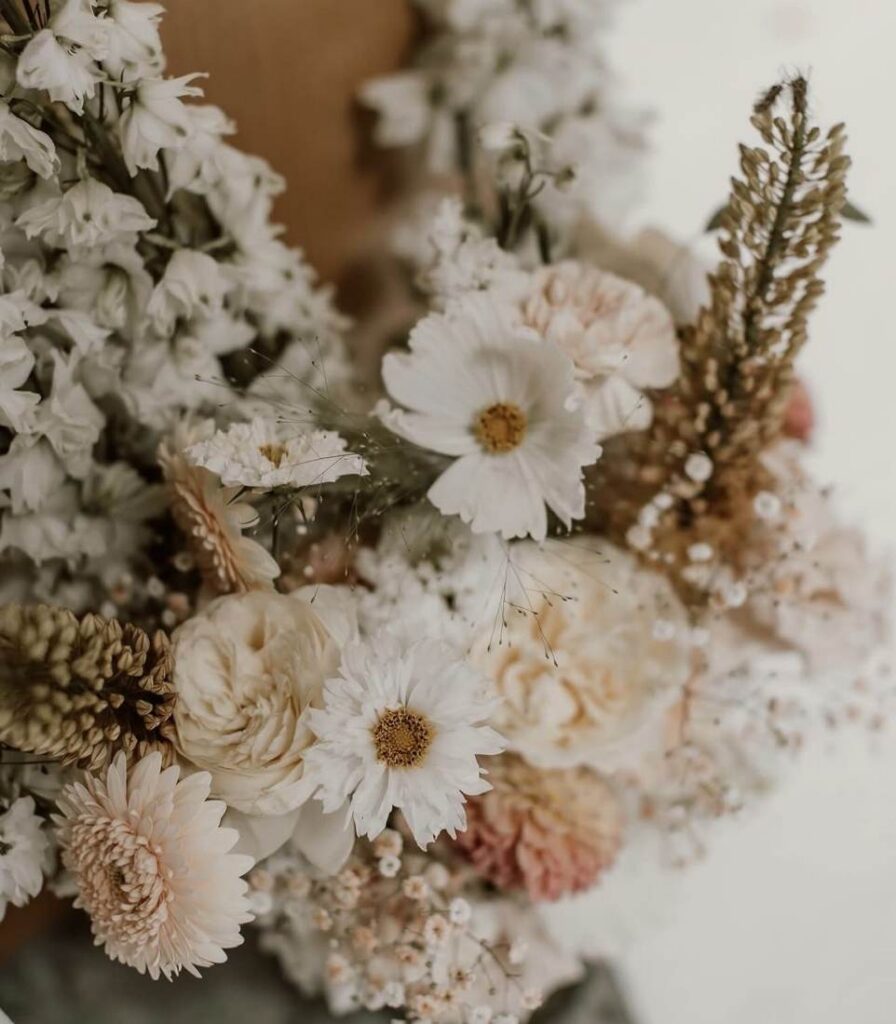 Detailaufnahme eines Arrangements in Weiß und zartem Rosa