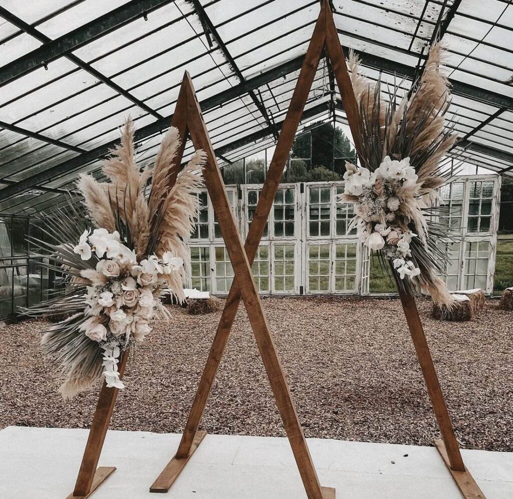 Blumenschmuck mit Orchideen und Gräsern im Gewächshaus