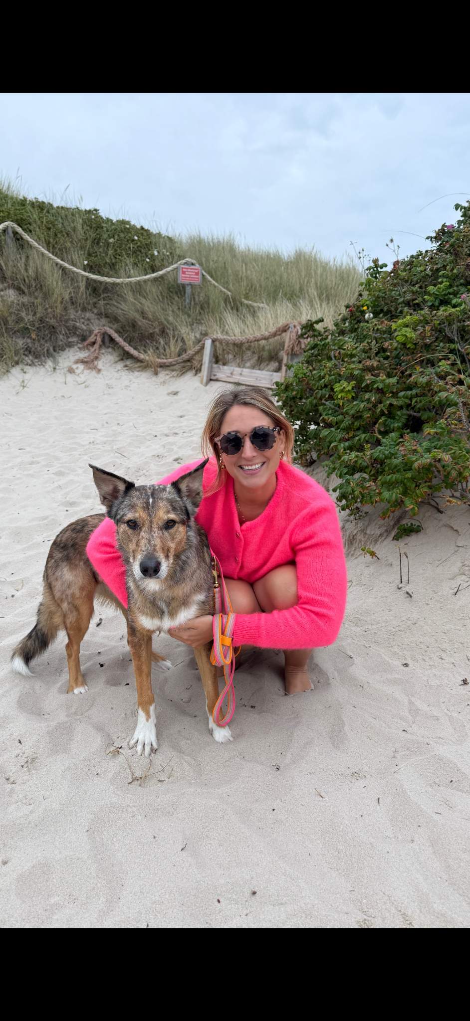 Nilla mit ihrem Hund am Strand